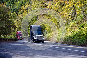 Da due prodotti semi-finiti camion sul verde strade 